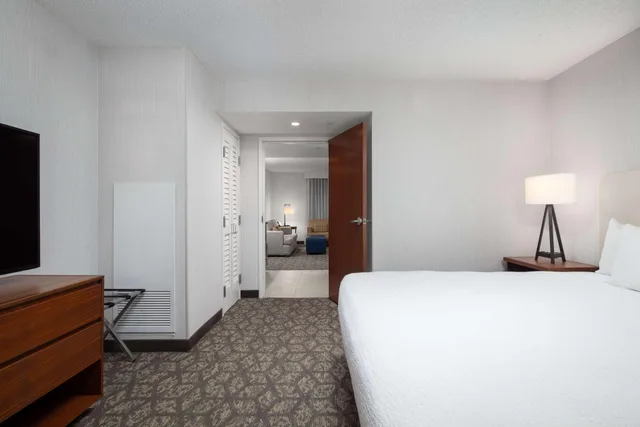 غرفة بسرير كينج بغرفة نوم واحدة لذوي الإعاقة، Embassy Suites by Hilton Portland Airport 2/3