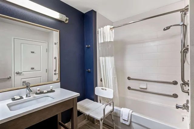 غرفة بسرير كينج لذوي الإعاقة، La Quinta Inn Suites By Wyndham Kingman 3/5