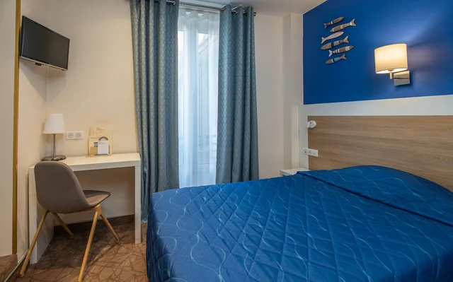 غرفة كومفورت مفردة بسرير مزدوج بحوض استحمام، HOTEL TERMINUS MONTPARNASSE 2/8