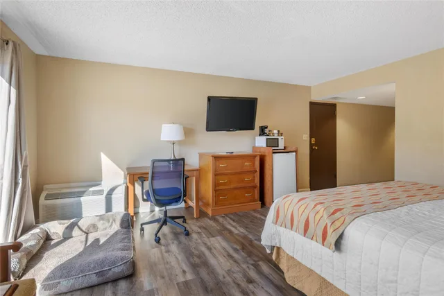 جناح بسرير كينج يُسمح فيها بالحيوانات الأليفة، SureStay Plus Hotel by Best Western Reno Airport 1/5