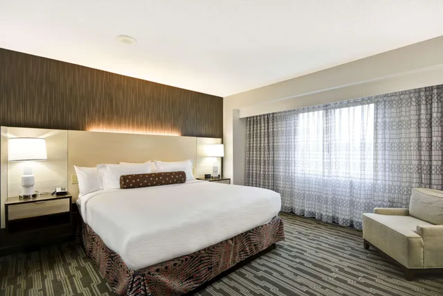 غرفة بسريرين كينج، Embassy Suites Charlotte 1/2