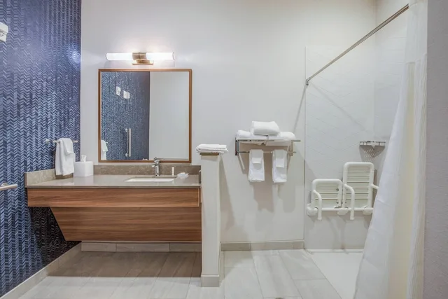 غرفة بسرير كينج لذوي الإعاقة، Fairfield Inn & Suites by Marriott Whitewater 5/6