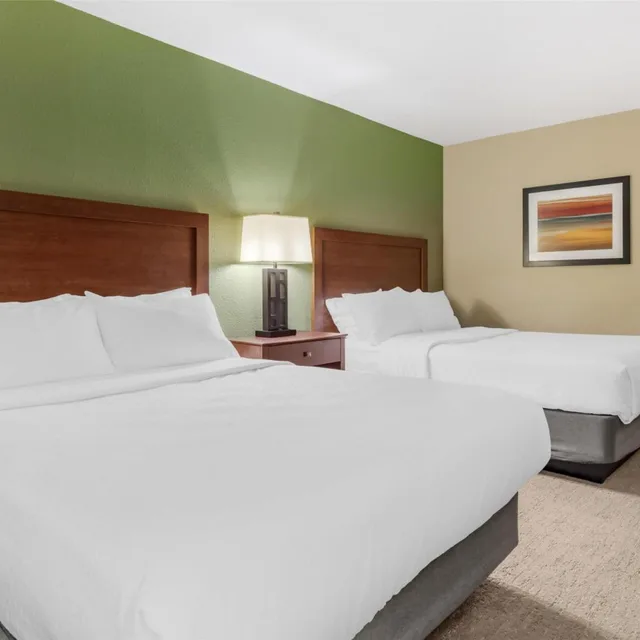 Room, 2 Queen Beds, Pool Side، Best Western Fairmont 5/8