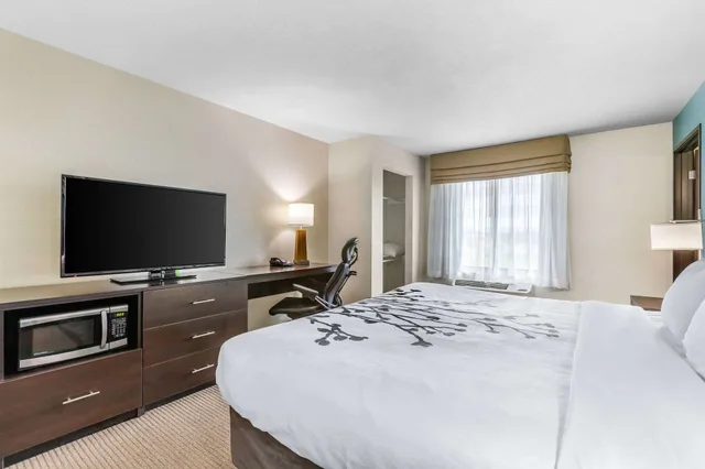 غرفة بسرير كينج لذوي الإعاقة، Sleep Inn and Suites Ames near ISU Campus 2/3