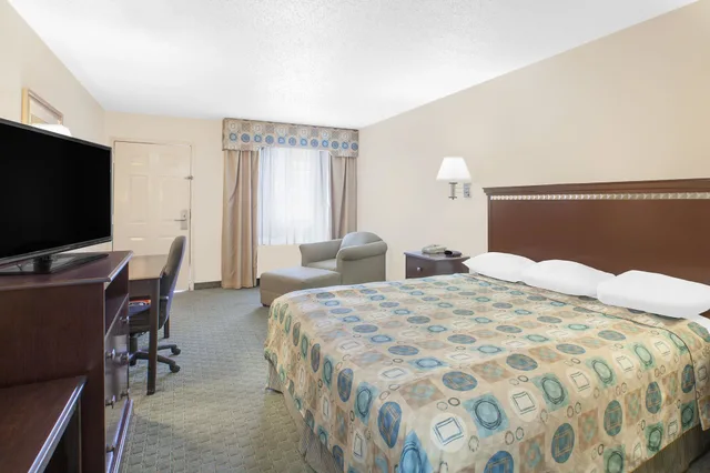 غرفة بسرير كينج، Super 8 by Wyndham Corpus Christi 4/8