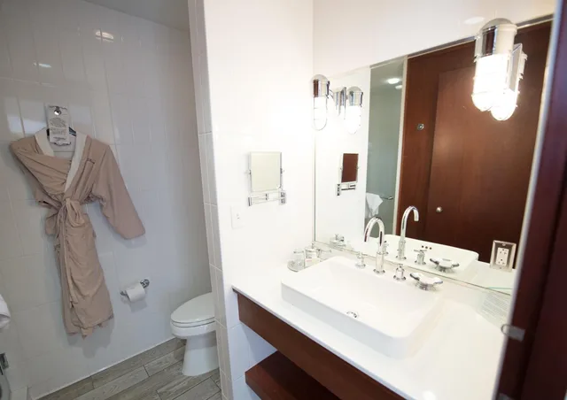غرفة بسرير كينج بإطلالة على المرفأ بشرفة، The Boathouse Waterfront Hotel 3/4