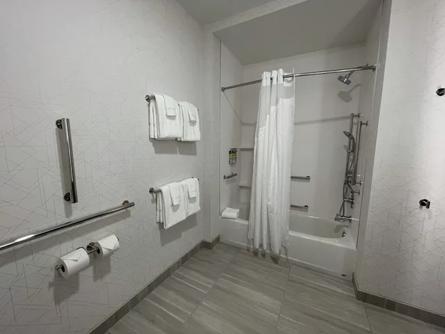 جناح بسرير كينج بغرفة نوم واحدة بحوض استحمام لذوي الإعاقة، Holiday Inn Express & Suites Ft. Smith Airport, an IHG Hotel 4/4