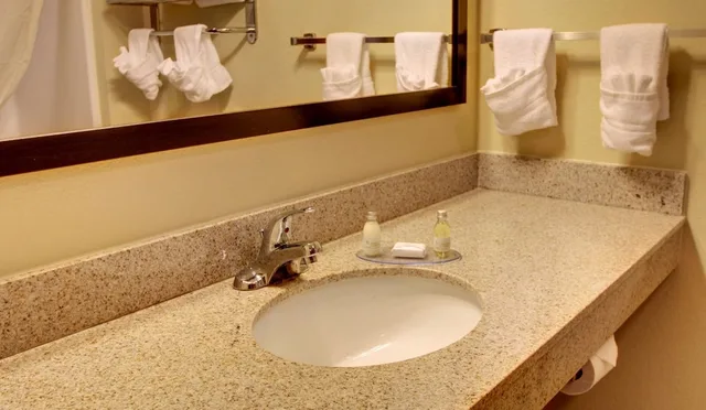 غرفة بسرير كينج، Cobblestone Inn & Suites - Harvey 3/5