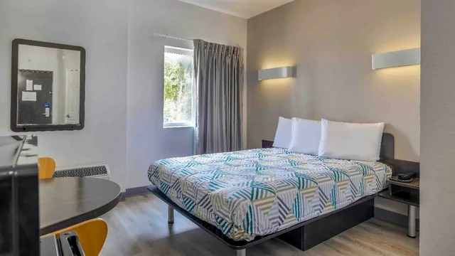 1 Queen Bed - Non-Smoking, Micfridge, Motel6 Cedar Park, TX 2/4