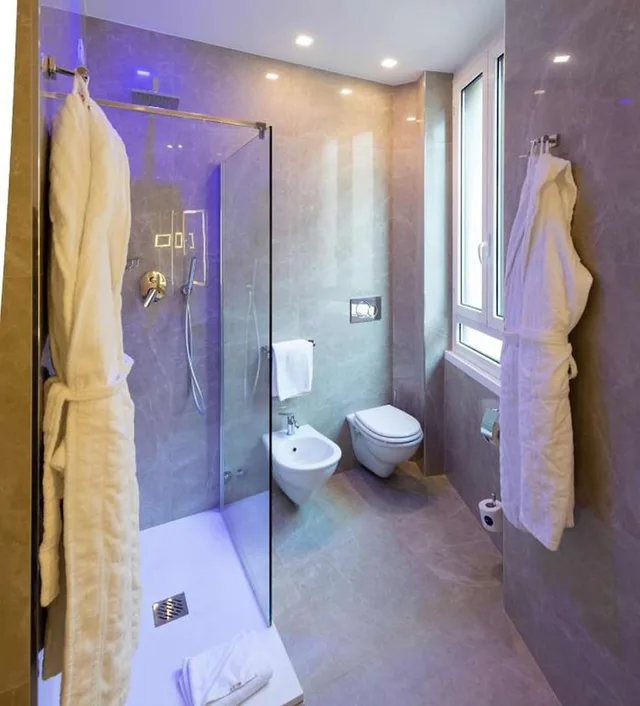 غرفة عائلية بسريرين منفصلين وسرير كوين مع أريكة، Radisson Blu Ghr Hotel Rome 5/6