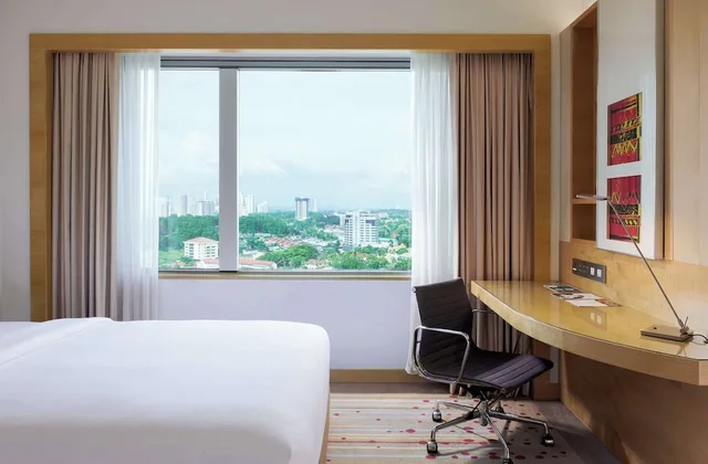 جناح تنفيذي بسرير كينج مع دخول الصالة، Doubletree By Hilton Johor Bahru Hotel 11/11