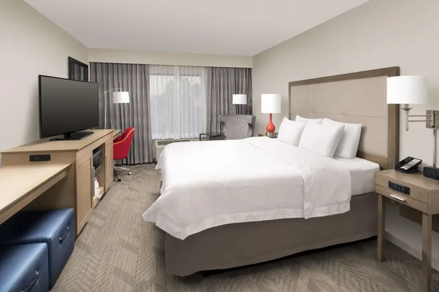 جناح بسرير كينج بحوض استحمام لذوي الإعاقة، Hampton Inn & Suites Anaheim - Garden Grove 1/4