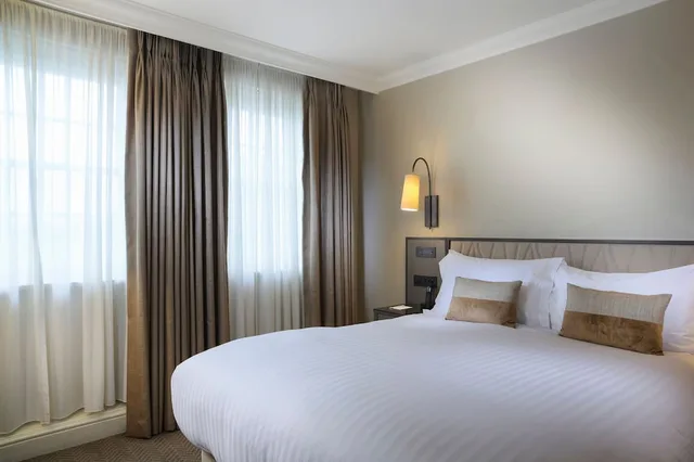 Superior, Queen Bed, City View, The Castle Hotel Windsor 2/5