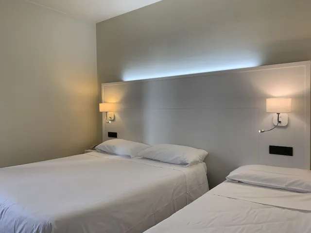غرفة قياسية ثلاثية بسرير مزدوج وسرير فردي، HOTEL PARIGI 2 1/7