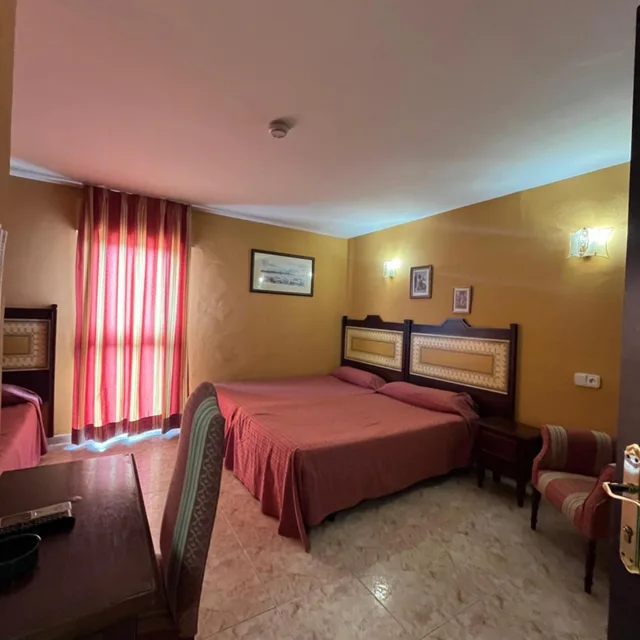 غرفة ثلاثية، Hotel La Barca 5/8