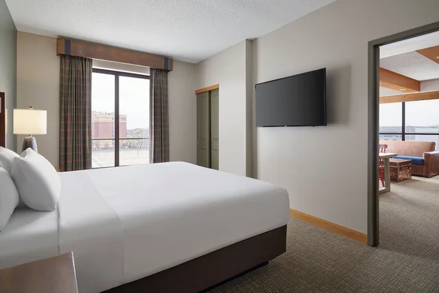 Majestic, Deluxe, Suite, King Bed, Bunk Bed, Balcony or Patio, Sofa, Great Wolf Lodge Bloomington 1/2