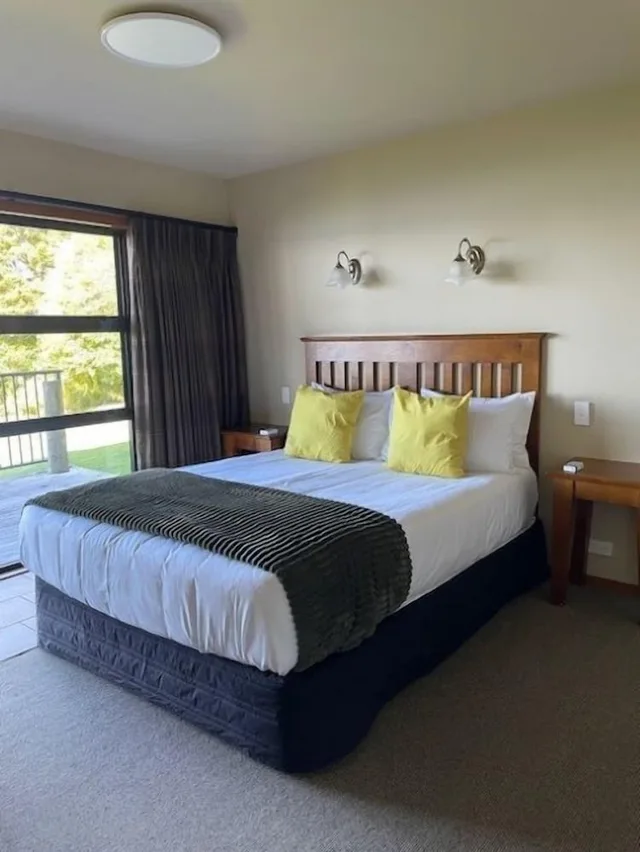 شقة بسرير كوين وسريرين منفصلين بإطلالة على البحيرة لذوي الإعاقة، Oreti Apartments 3/3