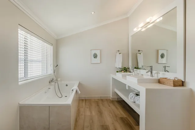 جناح فاخر بسريرين منفصلين بإطلالة على البحر بشرفة، The Robberg Beach Lodge 10/10