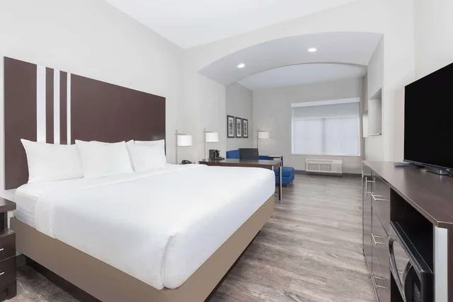 غرفة بسرير كينج مع أريكة لذوي الإعاقة، La Quinta Inn & Suites by Wyndham Tyler - University Area 1/8