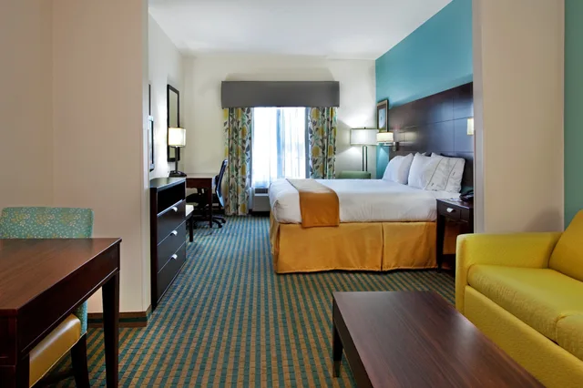 جناح بسرير كينج مع أريكة، Holiday Inn Express Hotel and Suites Picayune-Stennis Space Cntr 1/2