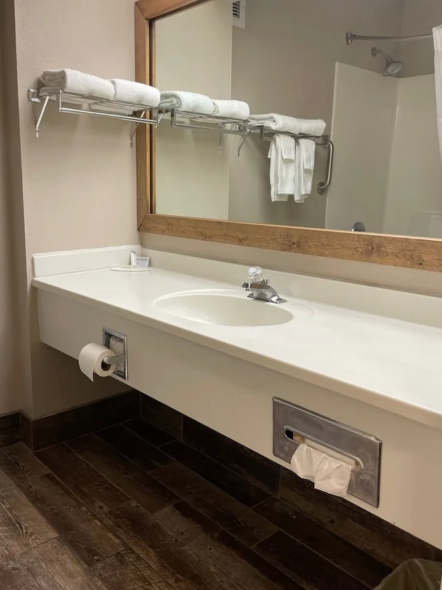 غرفة بسرير كينج، Baymont By Wyndham West Plains 6/6