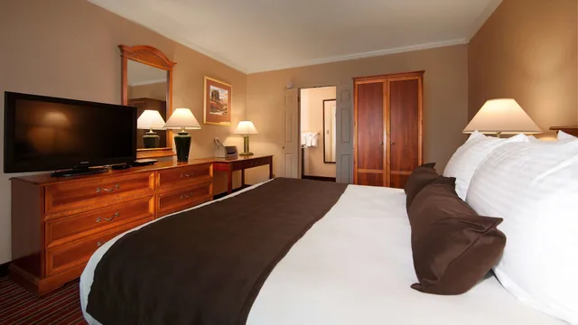 غرفة بزنس بسرير كينج، SureStay Plus Hotel By Best Western Brandywine Valley 4/8
