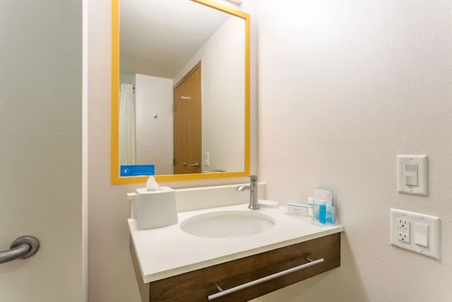 غرفة بسرير كينج مع أريكة، Hampton Inn Cedar Rapids 4/4