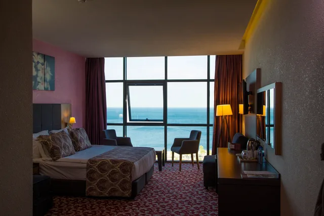 غرفة سوبيريور بسرير مزدوج مع أريكة، Euphoria Batumi Convention And Casino Hotel 3/4