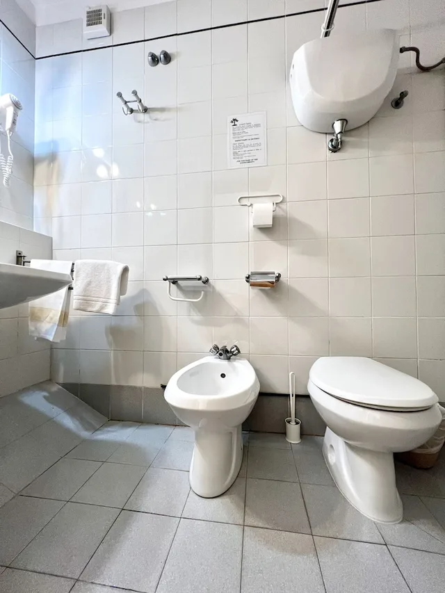 غرفة رباعية بسرير كوين وسريرين منفصلين، Piccolo Hotel Etruria 4/4