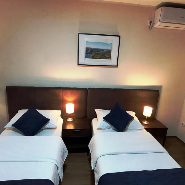 غرفة بسريرين منفصلين بشرفة، Villa Panorama 7/10