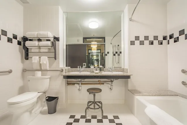غرفة بسريرين كوين لذوي الإعاقة، Proximity Hotel 3/5