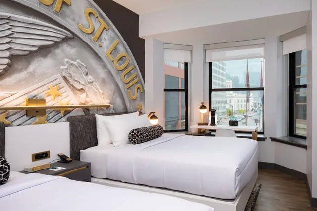 غرفة بسريرين مزدوجين بإطلالة على المدينة، Hotel Indigo St. Louis - Downtown 1/1