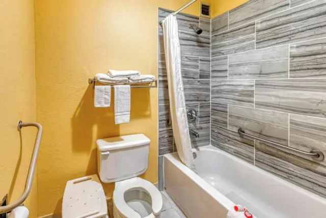 غرفة بريميوم بسرير كينج، Rodeway Inn & Suites Jefferson 3/3