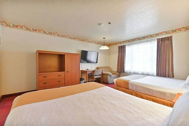 جناح بسريرين كوين مع أريكة، Murphys Suites 1/5
