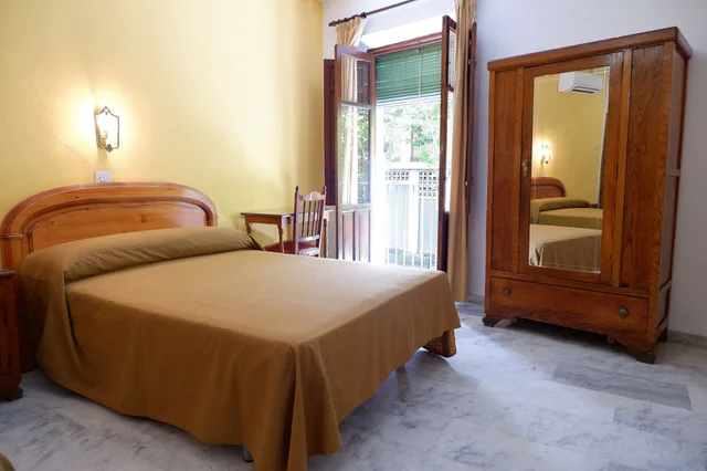 غرفة قياسية رباعية بسرير مزدوج وسريرين منفصلين، Central Hotel 1/2