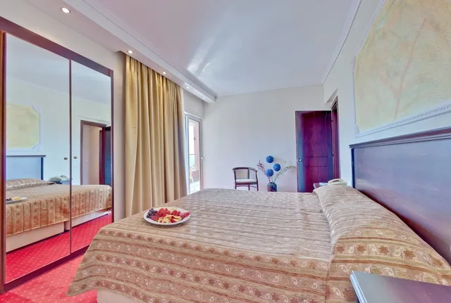 جناح بسرير كينج بإطلالة على البحر مع أريكة، Mendi Beach Hotel 1/6
