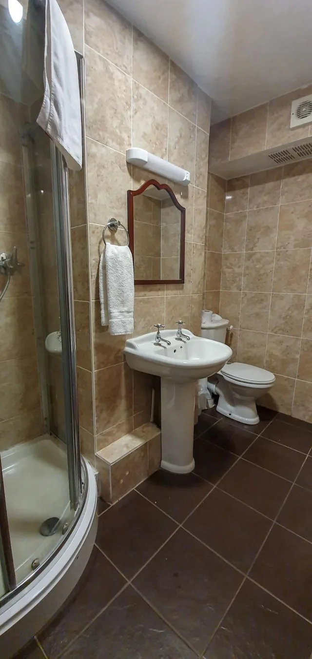 غرفة ثلاثية، Gilson Hotel 8/8