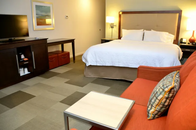 غرفة بسرير كينج مع أريكة، Hampton Inn Suites Deland 6/10