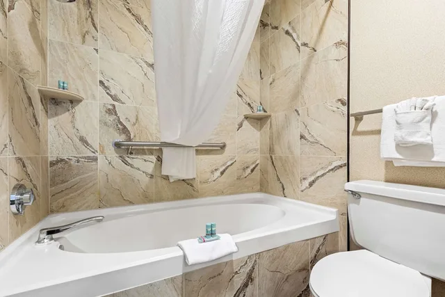 غرفة قياسية بسريرين كوين يُسمح فيها بالحيوانات الأليفة للمدخنين، Best Western Tower West Lodge 4/4