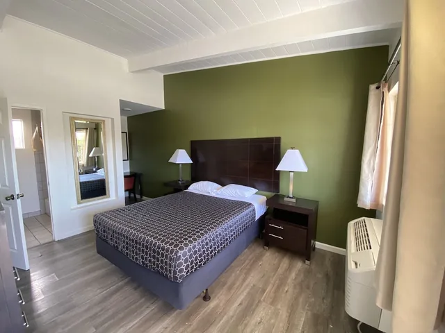 غرفة مفردة بسرير كوين، Holiday Motel 1/4
