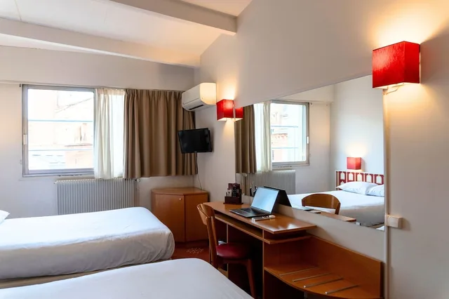 Room, Quadruple, Double Bed, Sofa, Ours Blanc Place Victor Hugo 3/10