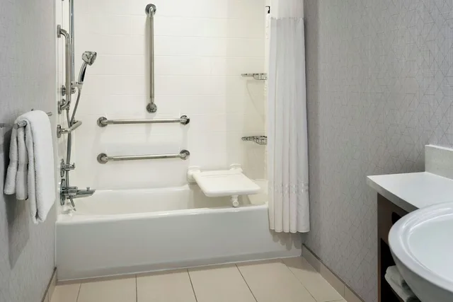 جناح بسرير كينج مع سرير سحّاب إضافي لذوي الإعاقة، SPRINGHILL SUITES MT. LAUREL CHERRY HILL 5/8