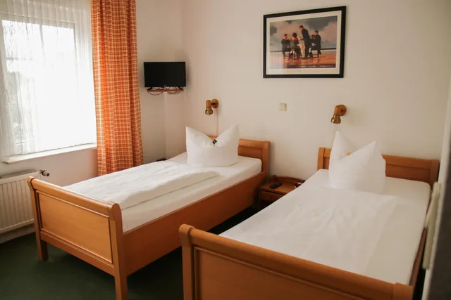 غرفة بسريرين منفصلين بحمام خاص، Hotel Meiendorfer Park 1/1