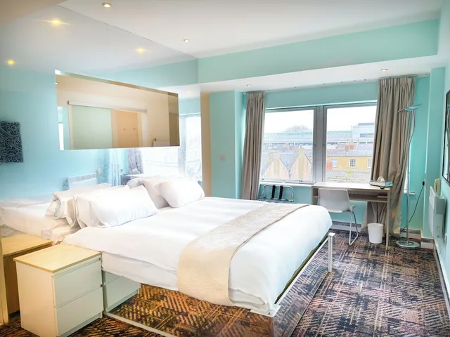 Suite, King Bed, Citrus Hotel Cheltenham By Compass Hospitality 2/10