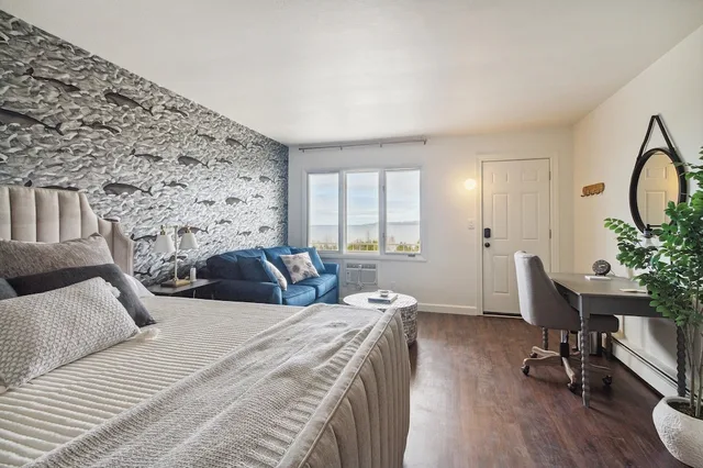 جناح بسرير كينج وسريرين كينج بإطلالة على البحيرة مع أريكة، Bay Inn of Petoskey 3/9