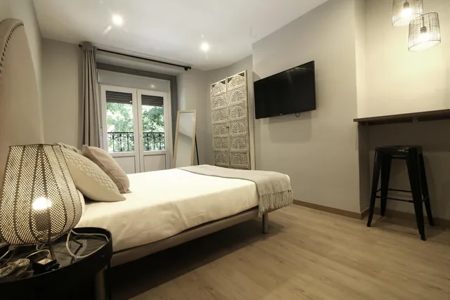 غرفة بسرير كوين بشرفة، ABRACADABRA SUITES 3/3