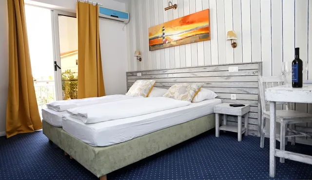 غرفة بسرير مزدوج بشرفة، HOTEL DELFIN 1/6