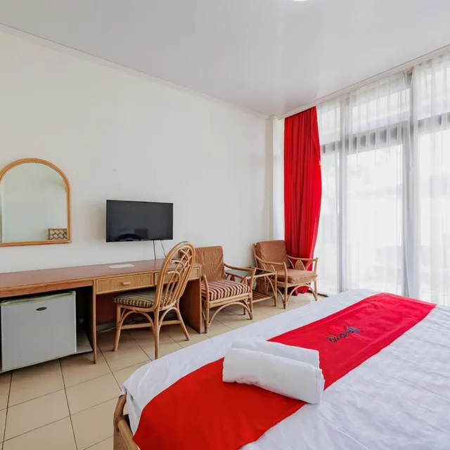 غرفة بسرير مزدوج، RedDoorz Plus near Tugu Mercusuar Anyer 6/10