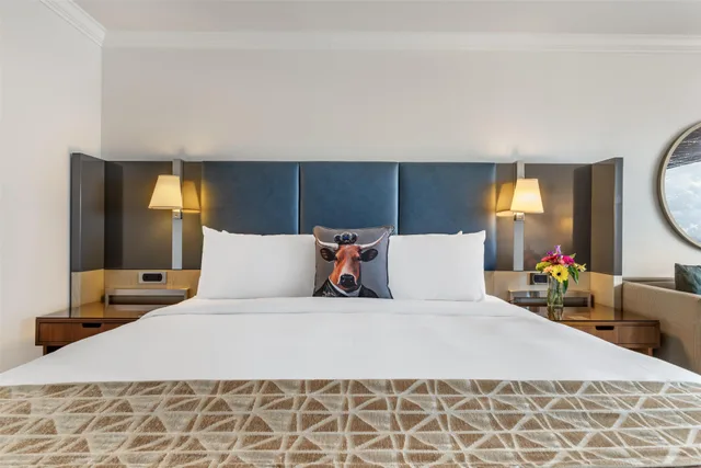 غرفة بسرير كينج، Royal Sonesta Houston Galleria 1/5
