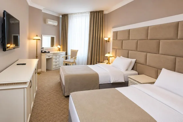 غرفة ديلوكس بسرير مزدوج وسرير فردي، Kazakhstan Hotel 3/3
